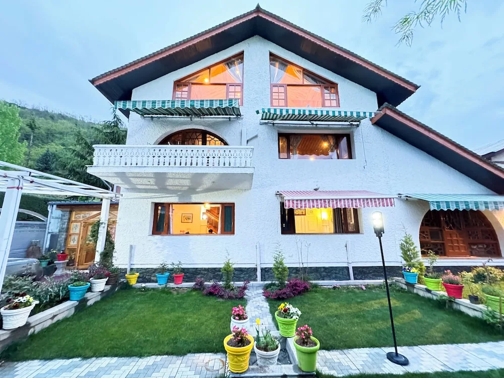 Tree of Life Lakeside Cottage Srinagar