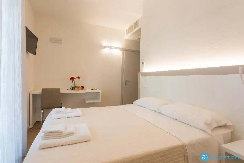 Classic Double room with balcony (full double bed)