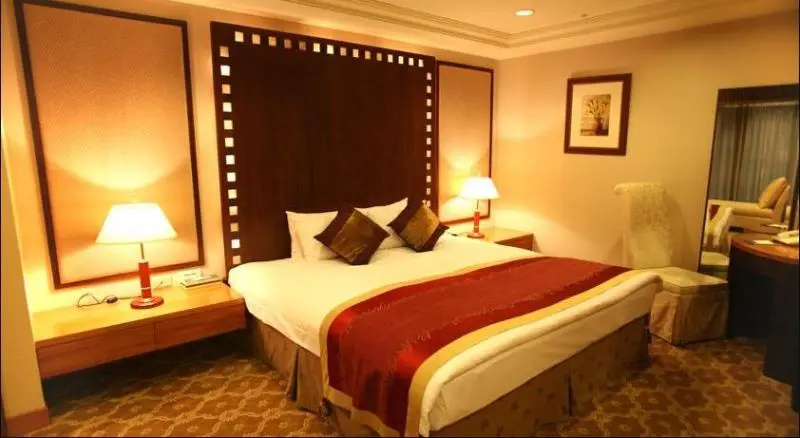 Monarch Plaza Hotel - Chambres