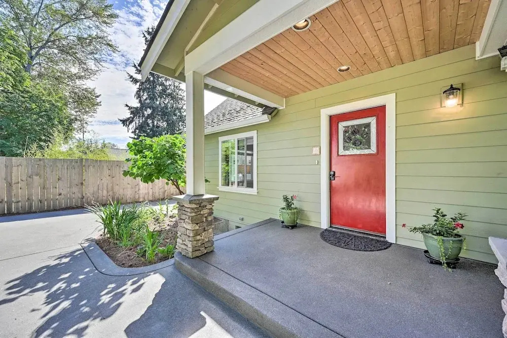 Family-friendly Kirkland Home ~ 1 Mi to Downtown
