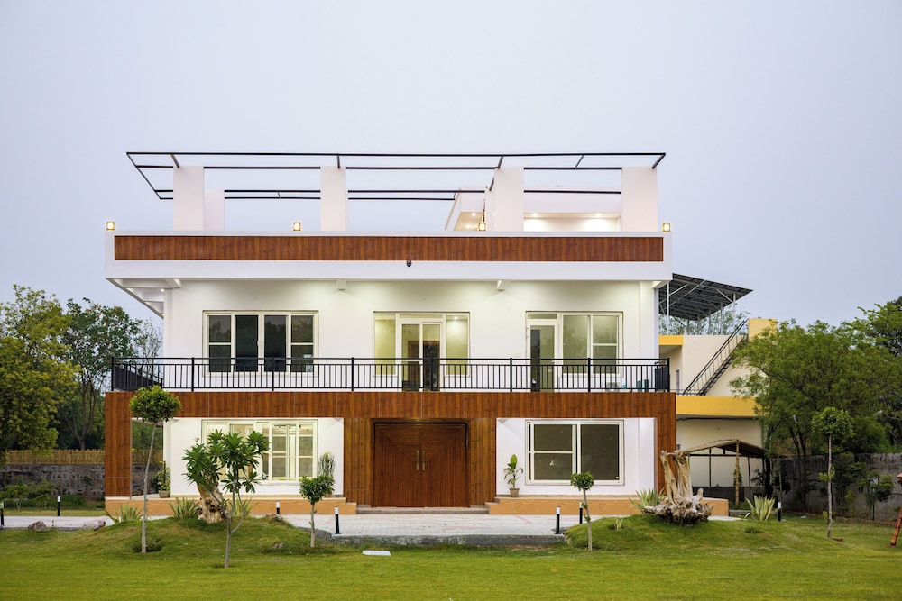 ELIVAAS 3 BHK Amber Villa With Pvt Pool
