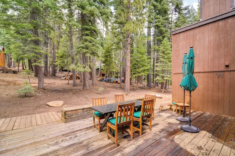 5 Mi to Donner Lake: Cabin w/ Deck + Pool Access!