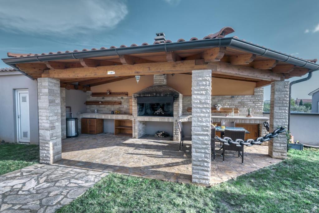 Отель Villa GRACIA - big house with pool, bbq, playground & table tennis, game room with billiards & table, фото 31