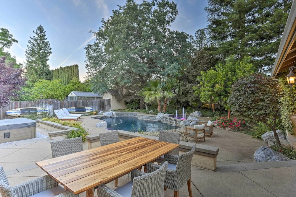 Redding Getaway w/ Hot Tub & Outdoor Kitchen!