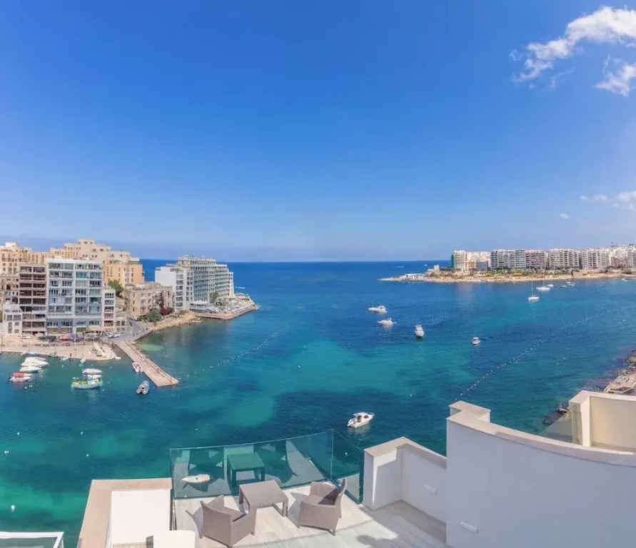 Seafront Penthouse Triplex- Roof Terrace & Hot Tub