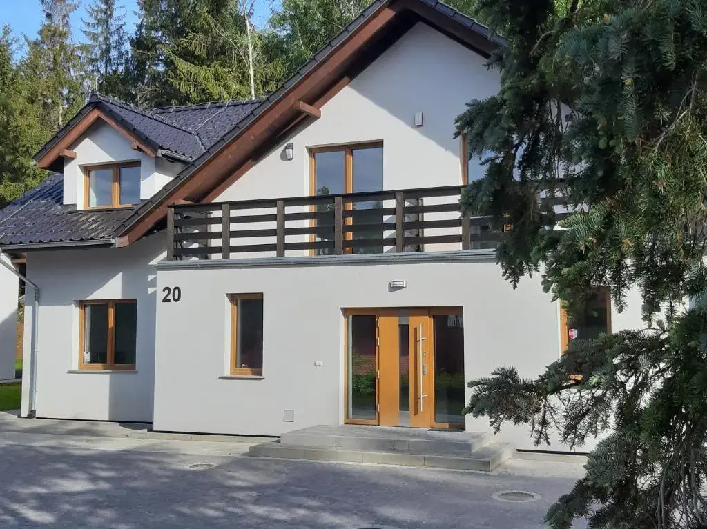 Aston -domek przy lesie, przestronny