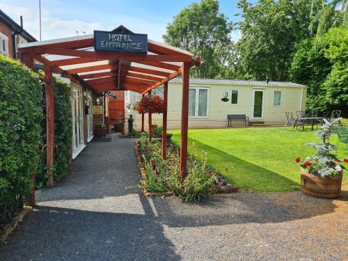 Tudor Lodge Hotel - 0