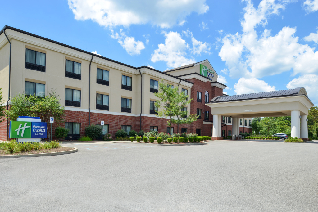 Holiday Inn Express and Suites Fairmont by IHG