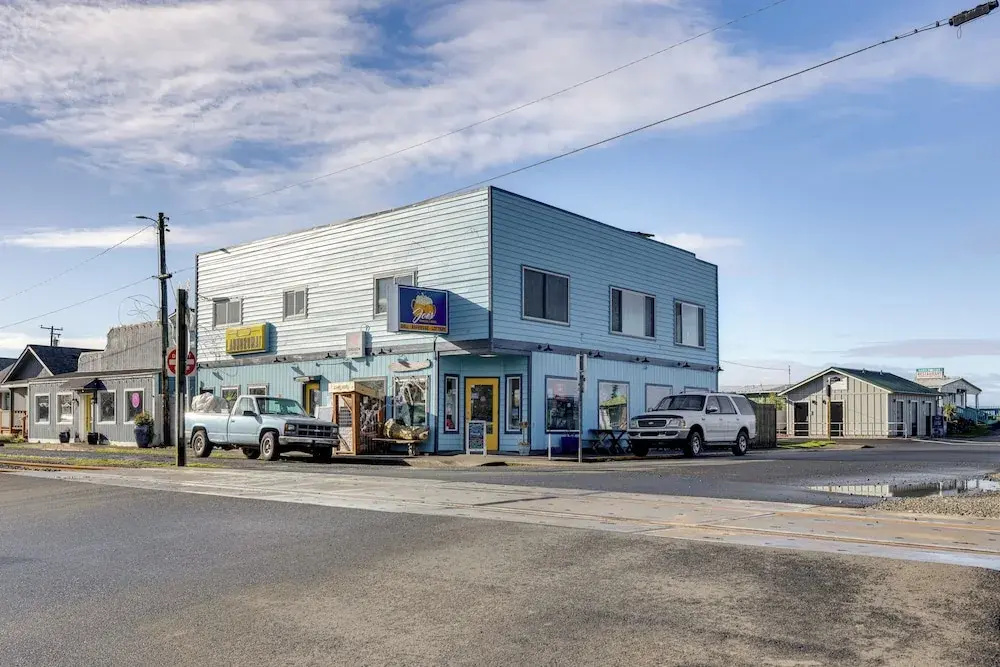 Quaint Rockaway Beach Gem: Walk to Shore!