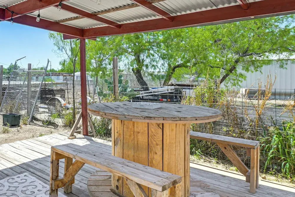 Cozy & Cute Crystal City Home: Shaded Deck w/ BBQ