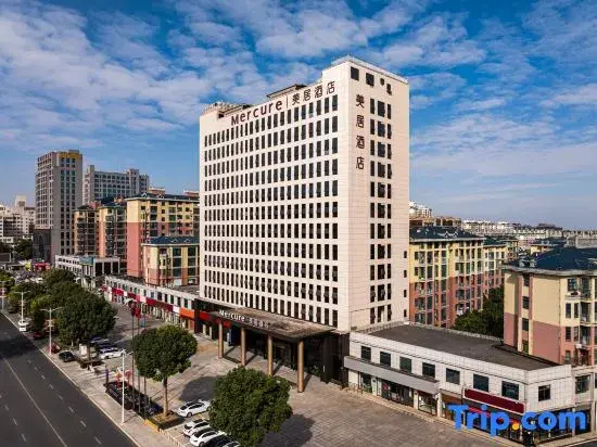 Mercure Hotel Xinyang Baopeng Square