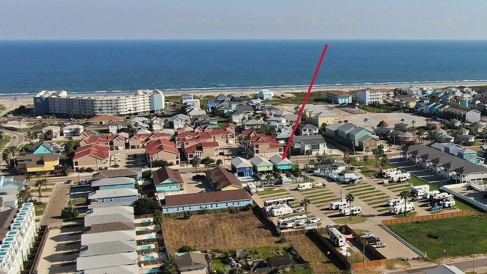 Tickle My Fansea by Avantstay Mins to Shore + Private Pool + Lounge Stylish Beach House