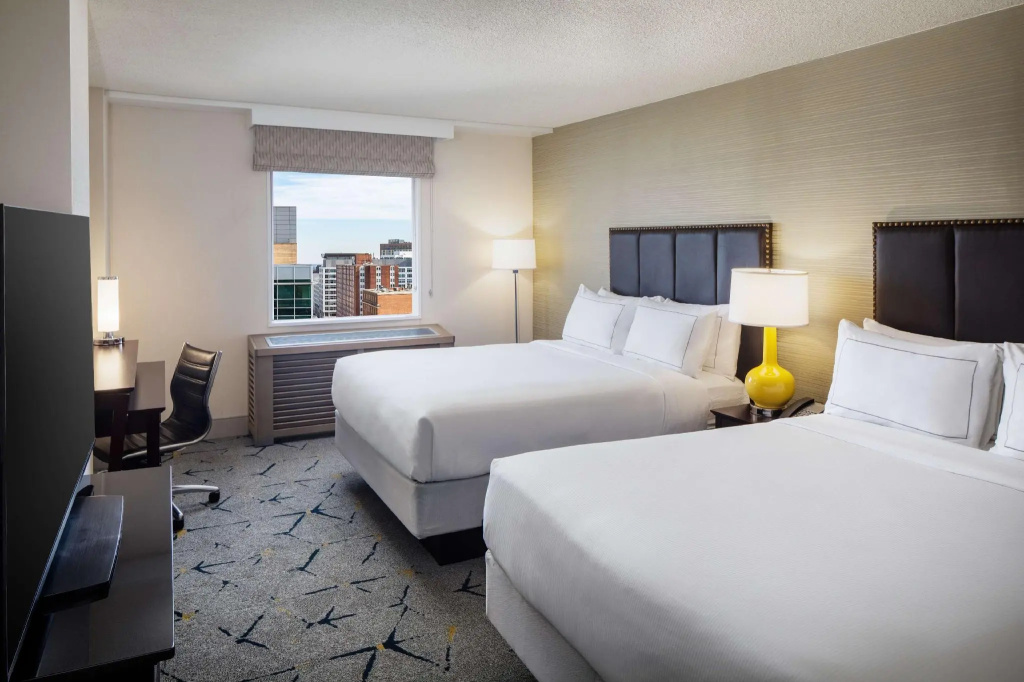 Standard Quadruple room with city view
