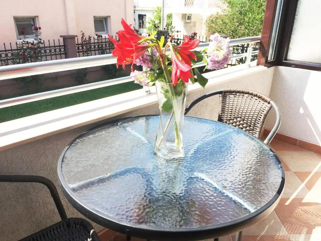 Apartment with garden view