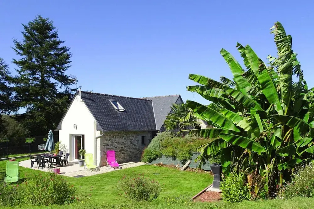 Holiday Home in Guerlesquin Near Lake