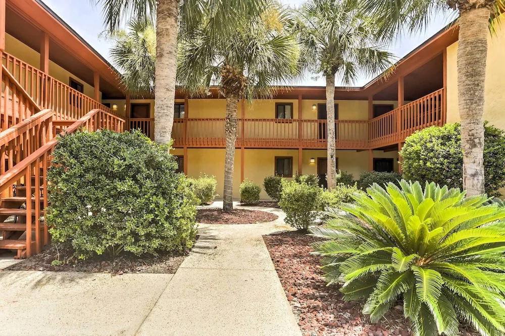 Cute PCB Condo by Lake Powell w/ Pool Access!