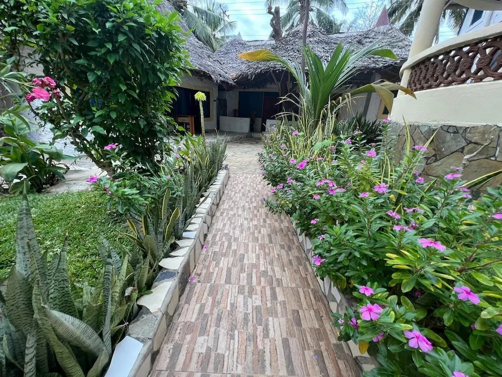 Luxurious 3-bedroom Holiday House With Pool Access in Diani Beach