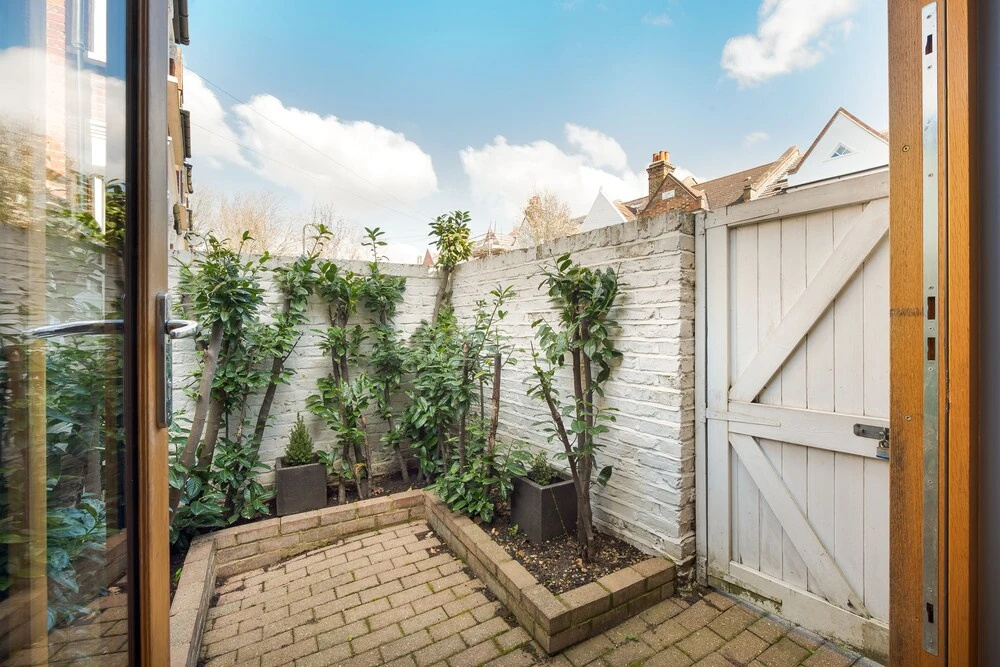Sensational Chiswick House With Courtyard Garden by Underthedoormat