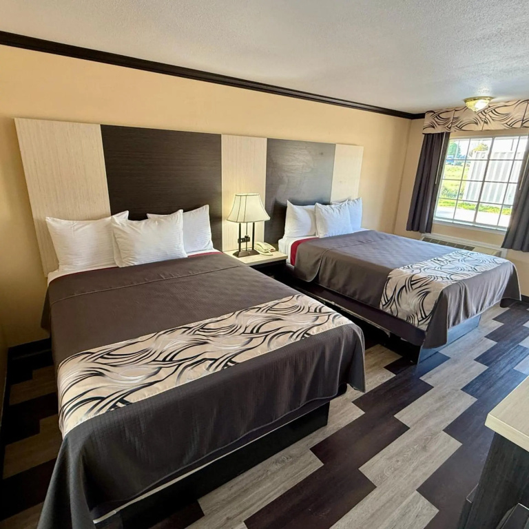 Regency 7 Motel — 4