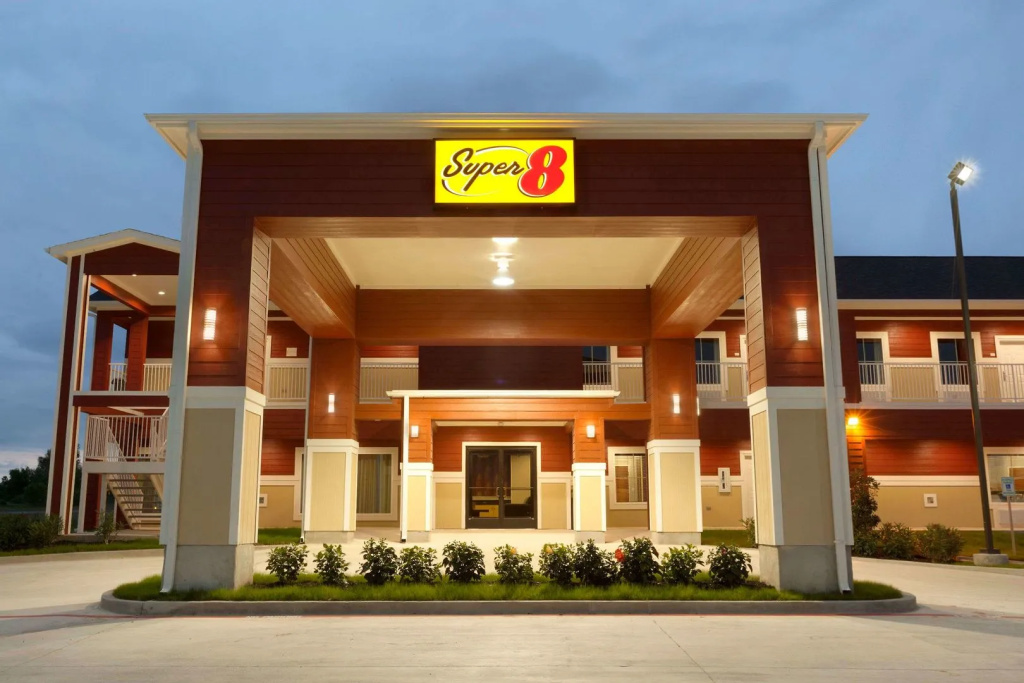 Super 8 by Wyndham Carrizo Springs - Photo 1
