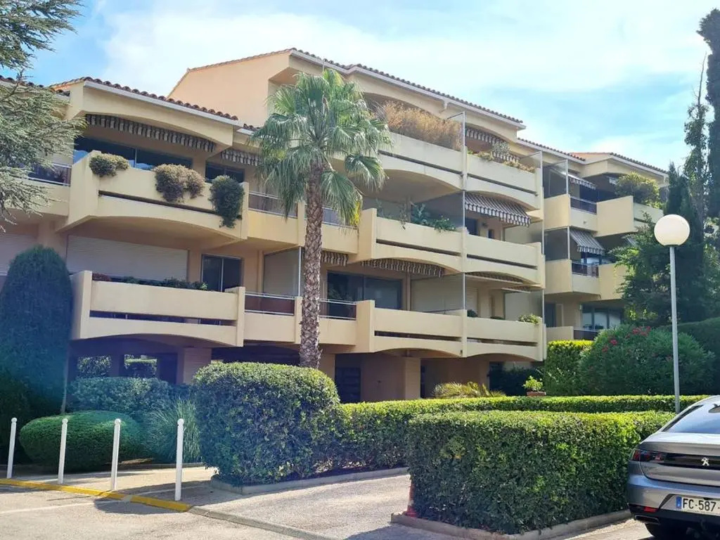 Appartement Le Brusc, 1 pièce, 2 personnes - FR-1-316-250
