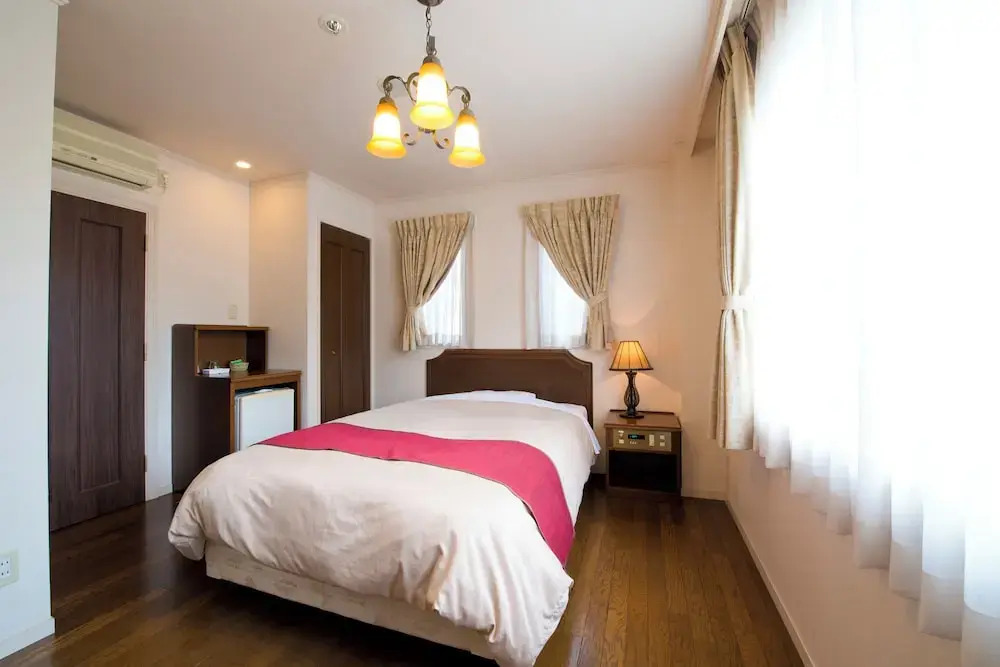 標準四人房，配有大床