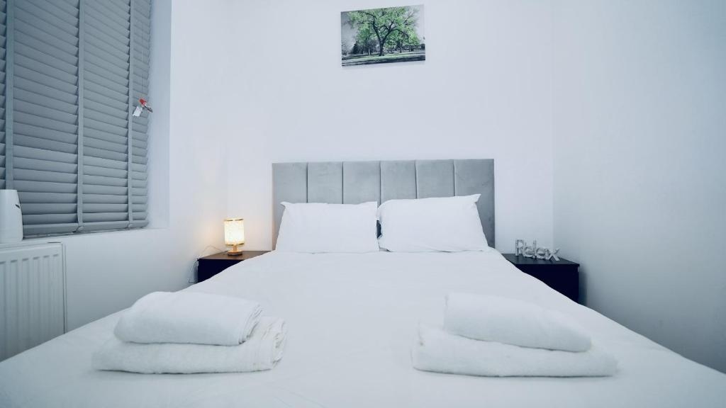 Luxury Apt Close To Ilford Station - Free Parking
