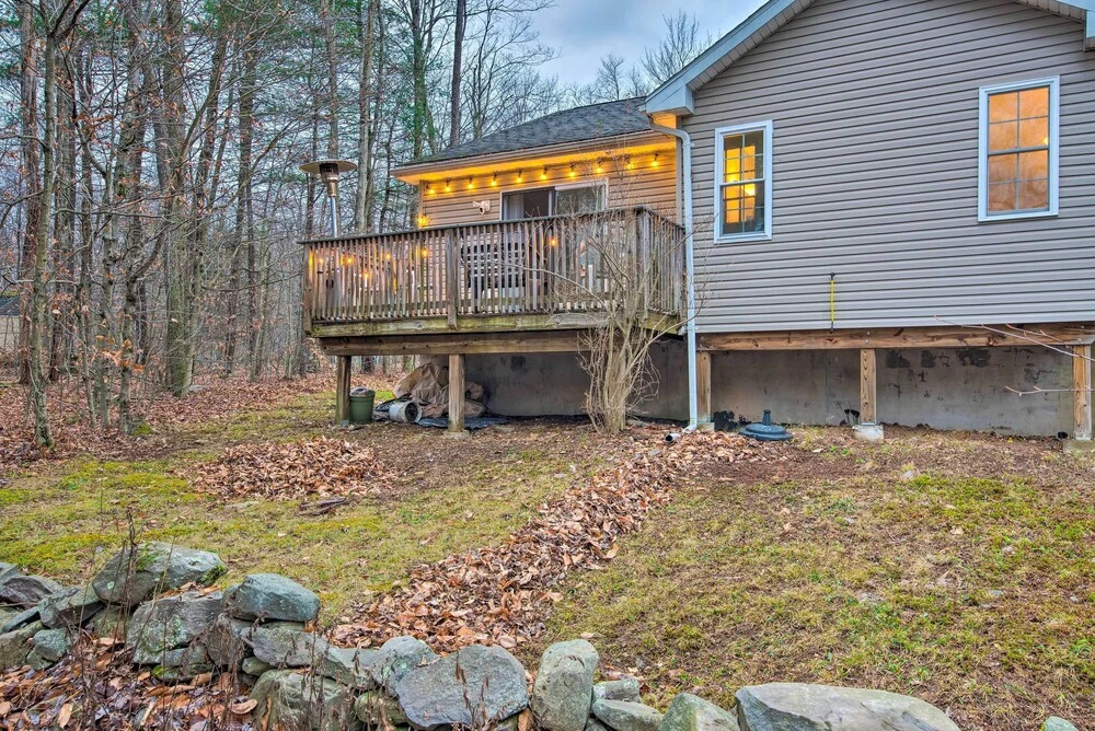 Beautiful Pocono Lake Cottage w/ Game Room!