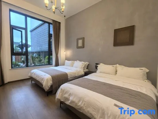 Deluxe Double Family room with courtyard view (twin beds)