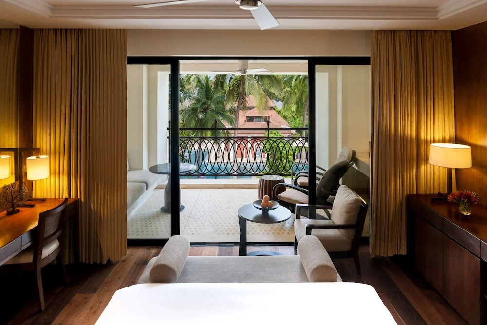 Double room with balcony and with pool view (full double bed)