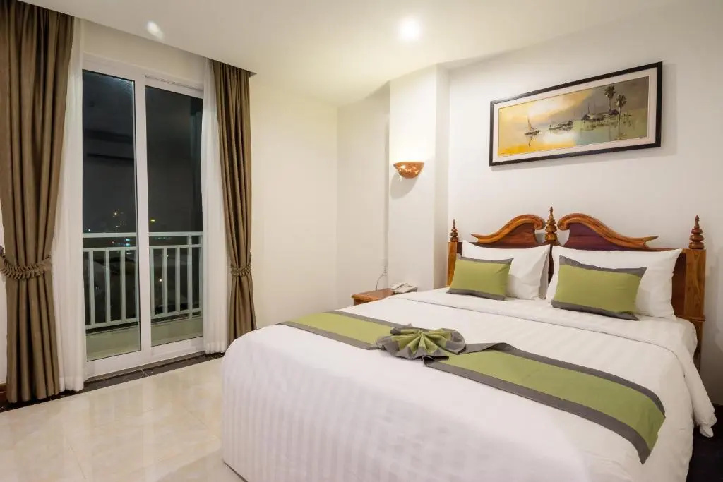 Superior Double room with city view (full double bed)