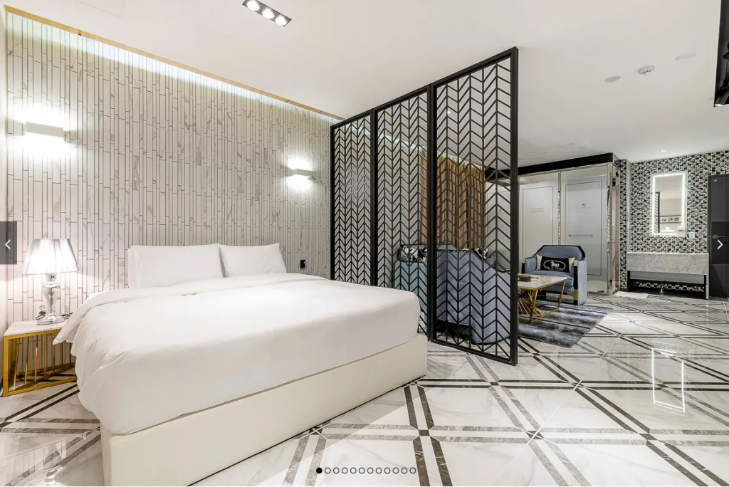 Double Suite (full double bed)
