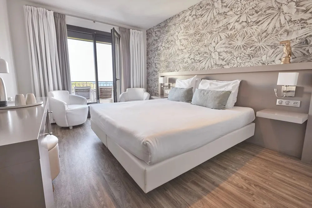 1 Bedroom Comfort room with balcony and with partial sea view