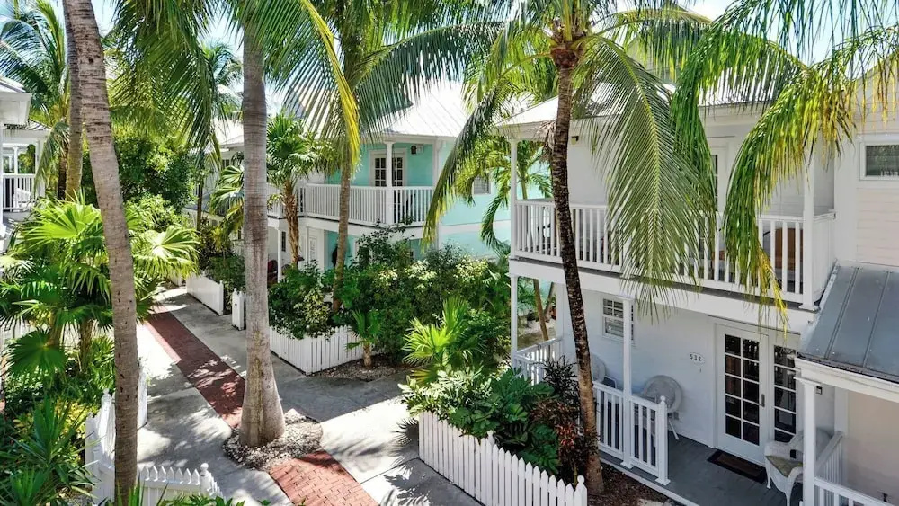 Breezy Bungalow by Avantstay Close 2 Zachary Taylor State Park w/ Shared Pool Month-long Stays