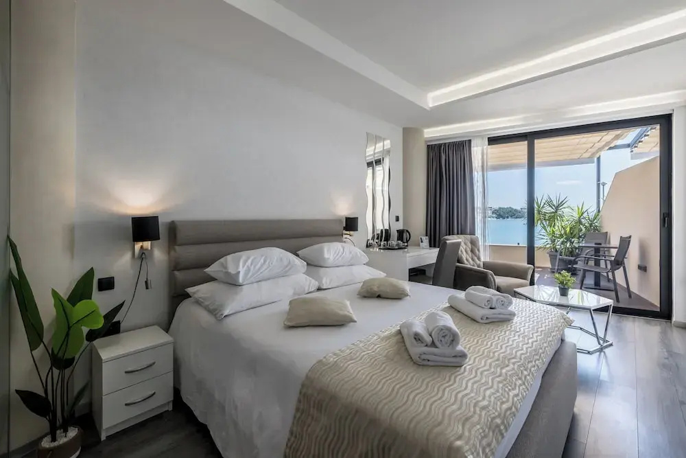 Luxury room with balcony and with sea view