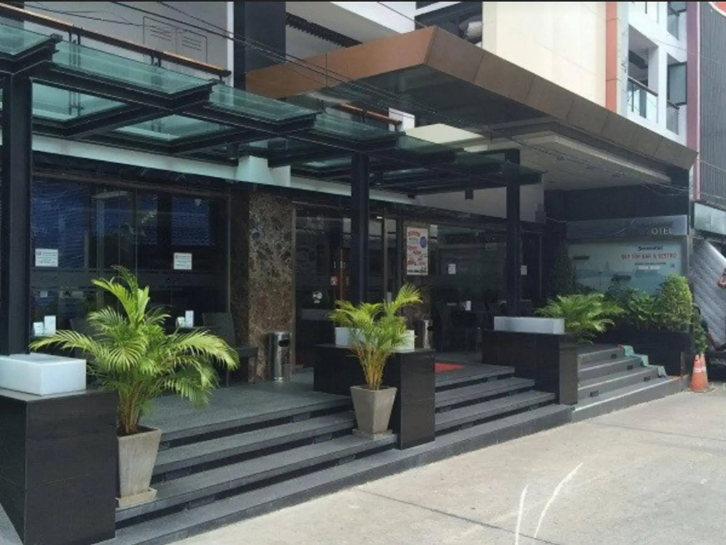 Serenotel Pattaya Beach Front
