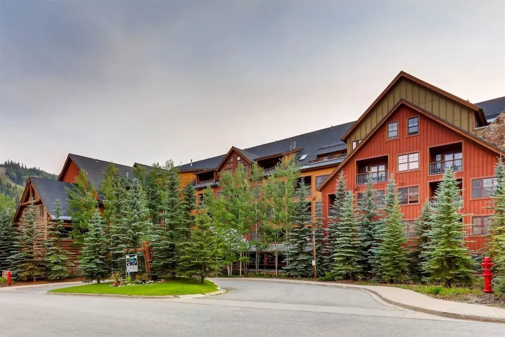 Beautiful 3 Bedroom Mountain Condo in River Run Village With Hot Tub Access and Walking Distance to the Gondola