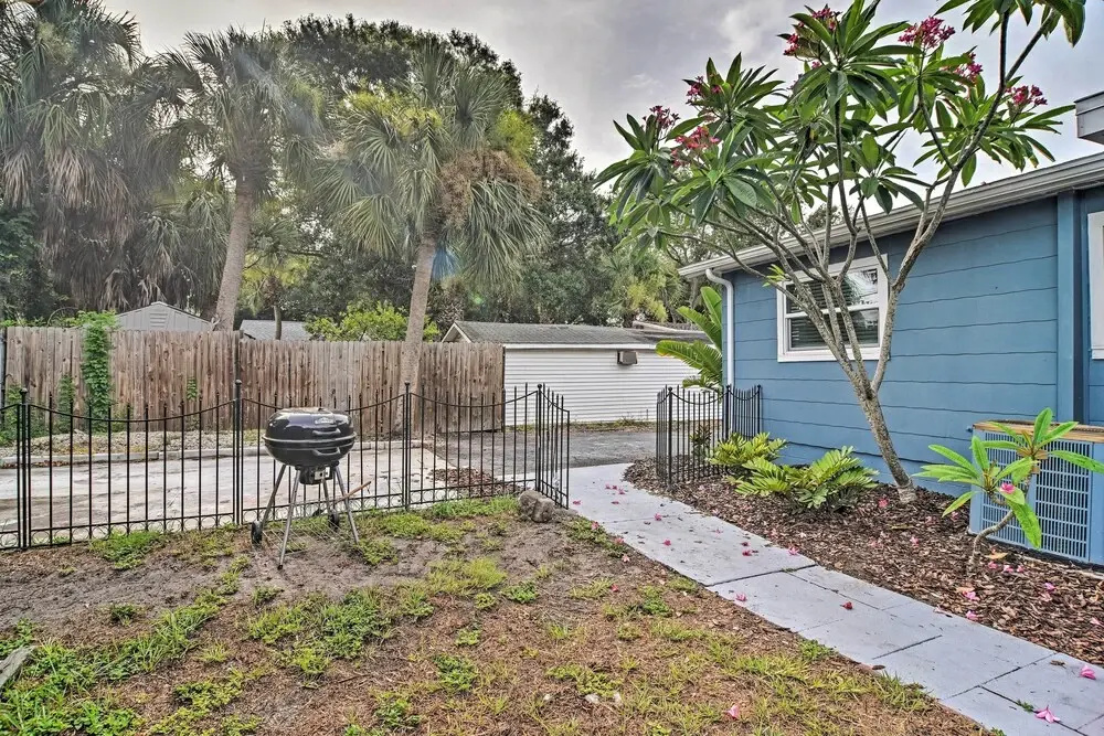 Cozy Jungle Escape < 1 Mi to Gulfport Beach!