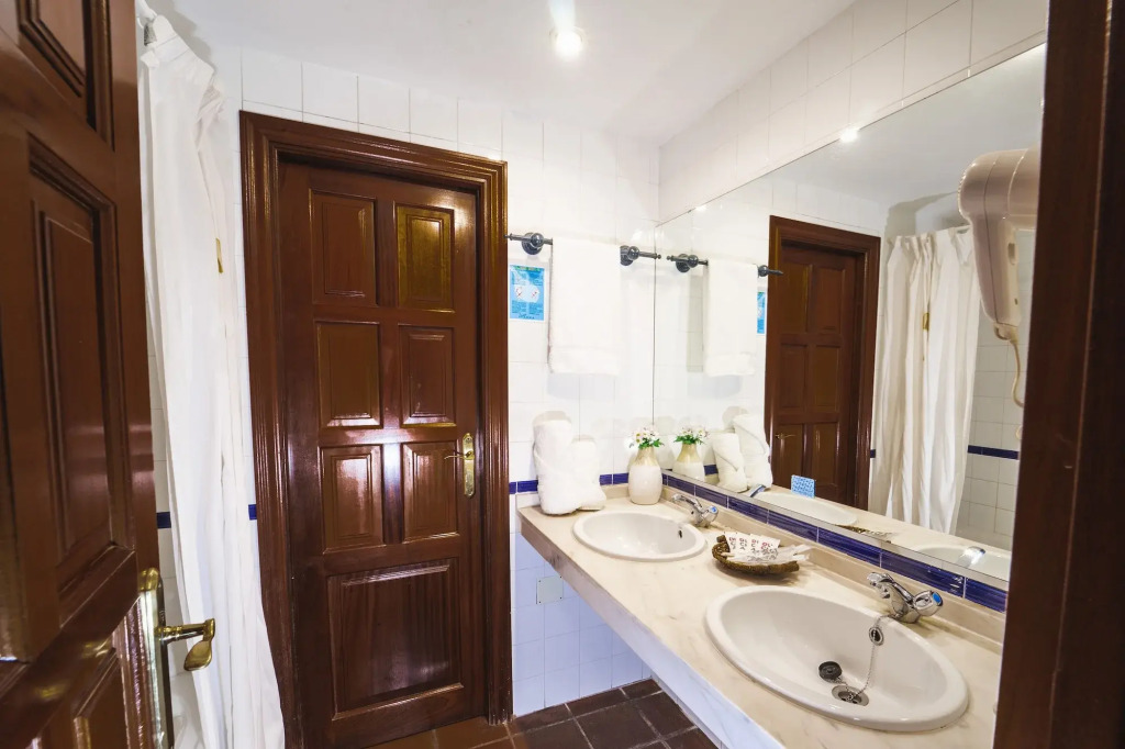 Hotel Humaina - 3