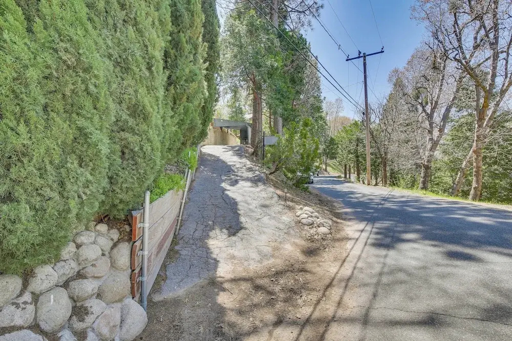 Cozy Crestline Cabin w/ Mountain-view Balcony!