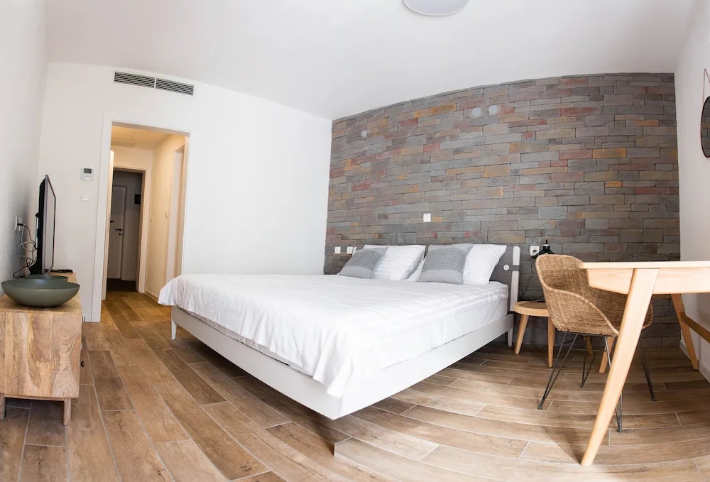 Superior Double room with balcony (full double bed)