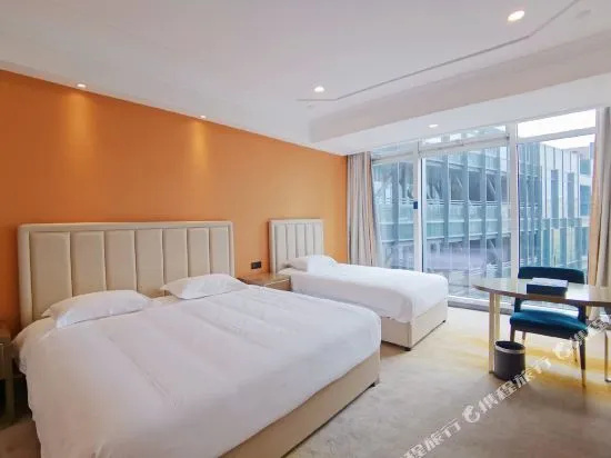 Lily's Hotel — 6
