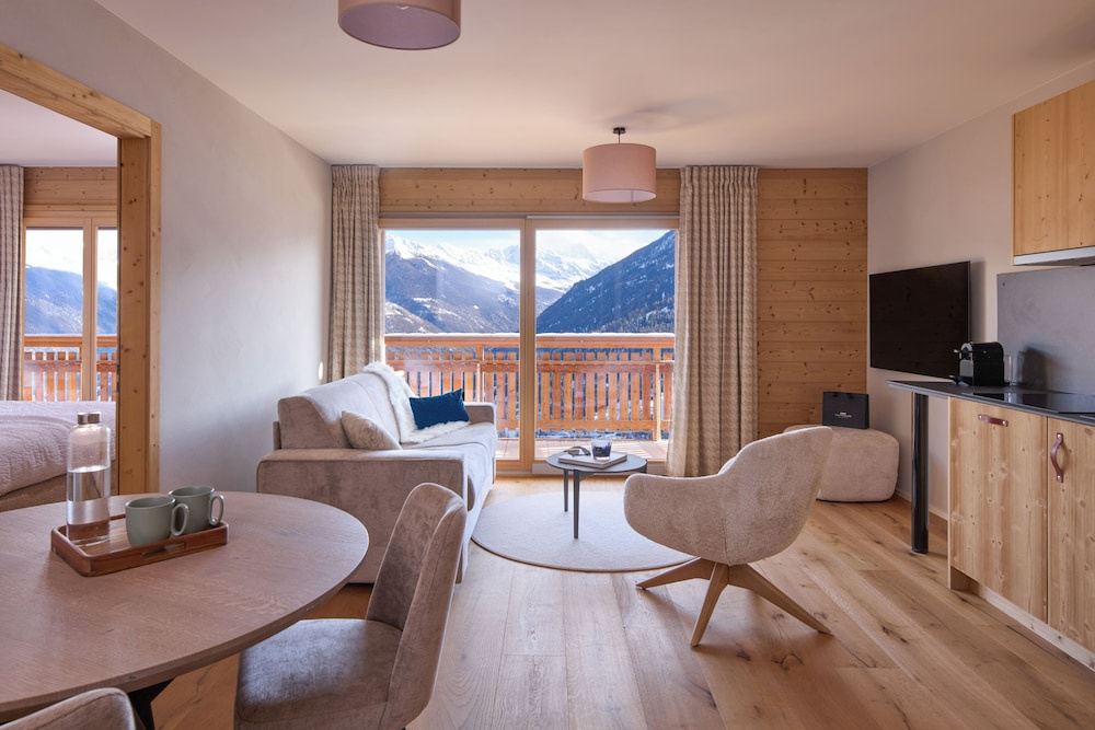 Double Suite with mountain view (full double bed)