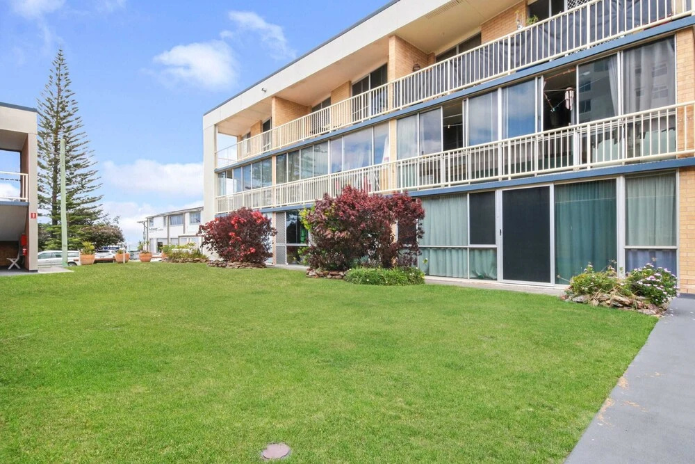 Bright 2 Bedroom Apartment in Burleigh Beach