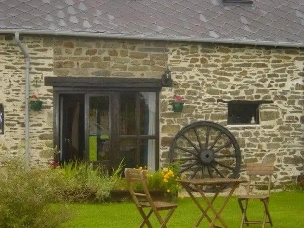 Fantastic gites 1 of 3, with pool in the beautiful Mayenne countryside.