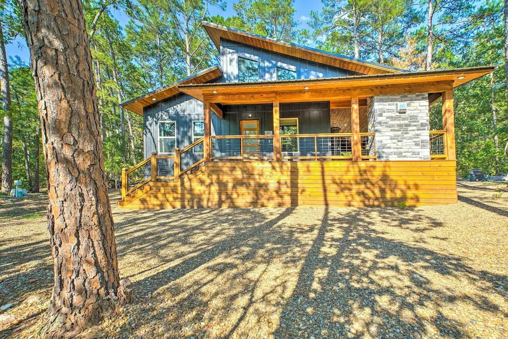 Chic Broken Bow Cabin With Hot Tub & Gas Grill!