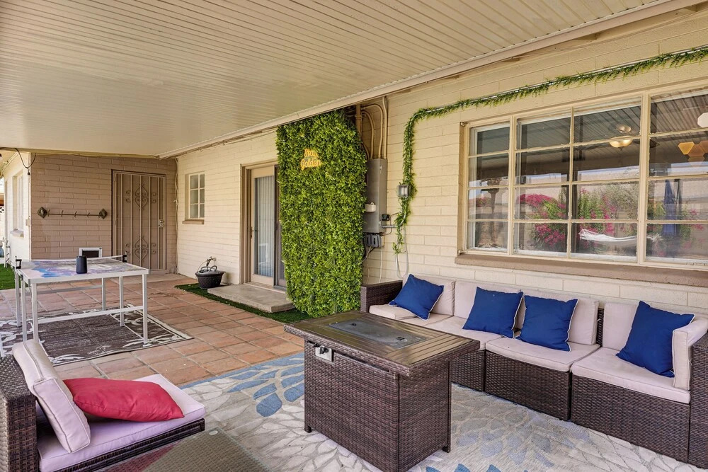 < 10 min to Old Town! Home w/ Unique Photo Studio