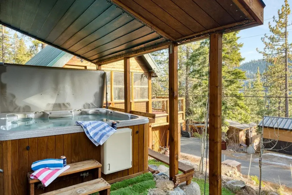 Denton by Avantstay Hot Tub Enclosed Deck w Fire Pit Near Skiing Lake