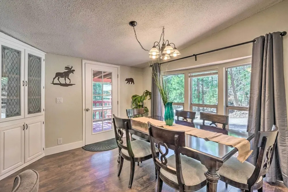 Relaxing Lincoln Forest Retreat w/ Wraparound Deck - фото 17