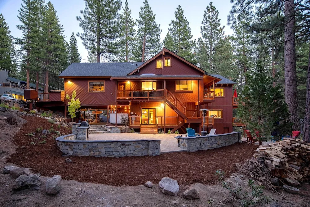 2 Blocks to Lake Tahoe! Group Gem w/ Hot Tub